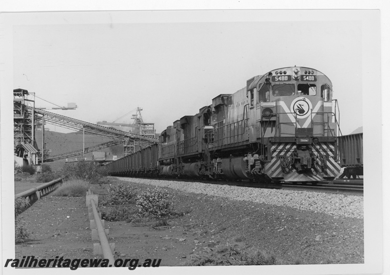 P19228
Mount Newman Mining (MNM) M636 class 5488 leads 2 other locomotives at the loadout tunnel Newman.
