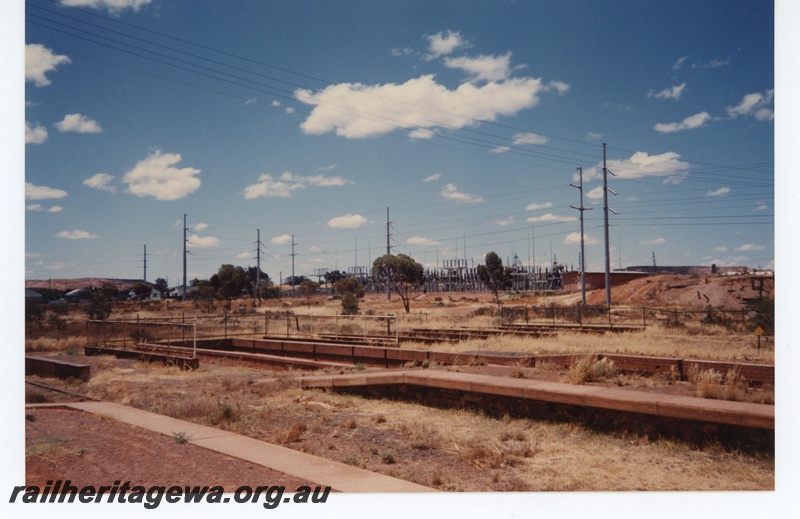 P19247
Abandoned platforms, pedestrian underpass, tracks, Boulder, B line, ground level view
