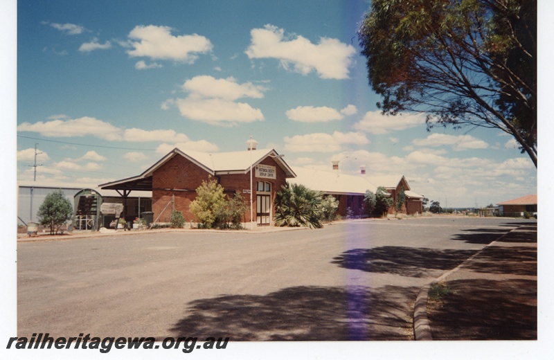 P19249
Eastern Goldfields Historical Society Display Centre, old railway station building, carriage, carpark, Boulder, B line
