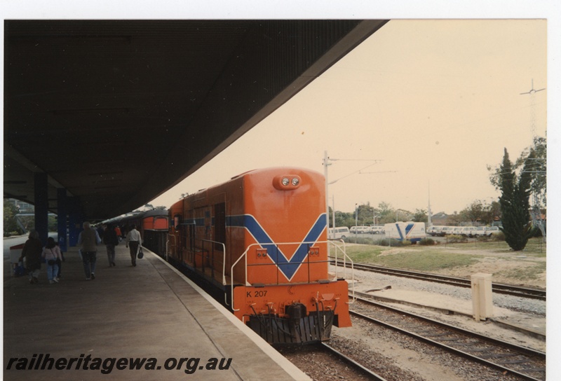 P19264
K class 207, wagon, carriages, passengers, East Perth Terminal, ER line, side and front view
