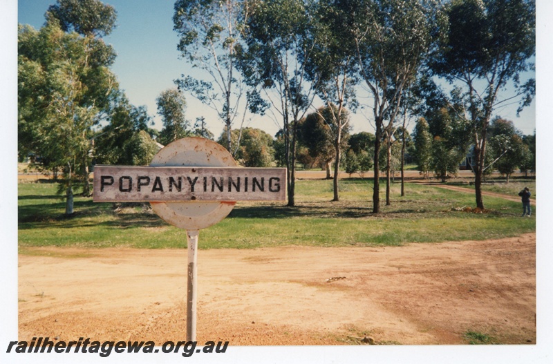 P19289
Station sign, sightseer, park, Popanyinning, GSR line
