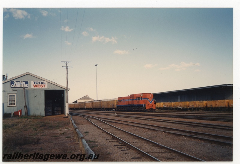 P19290
A class 1509, on goods train, rake of wagons, 