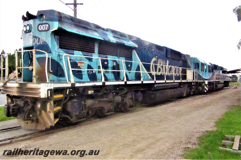 P19320
CBH Group CBH class 007 being towed on the line through the site of the Rail Transport Museum, to UGL's plant for repairs, end and side view, Bassendean
