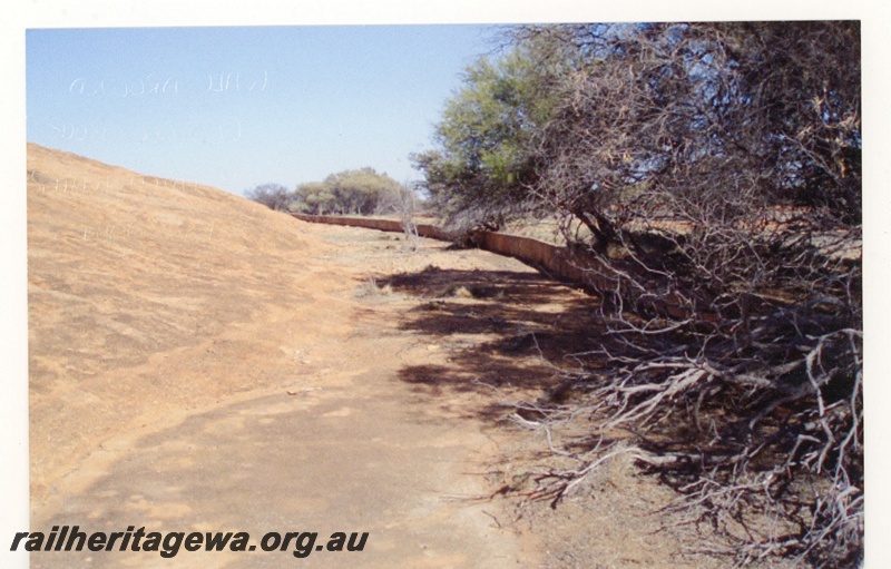 P19335
Wall around Coongoo Rock, to catch water for dam, Coongoo, NR line
