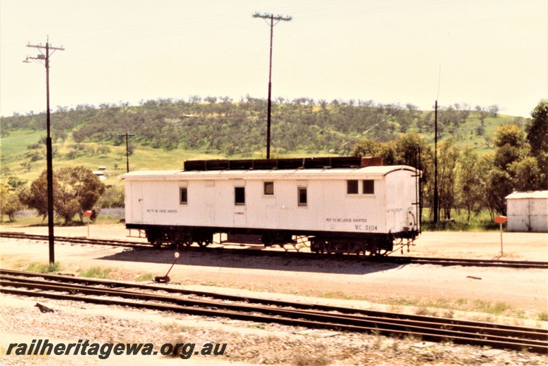 P19413
VC class 5104 accident van, white livery, stowed at West Toodyay yard, side and end view
