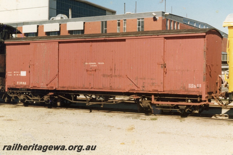 P19420
V class 1885, brown livery with malthoid roof, 