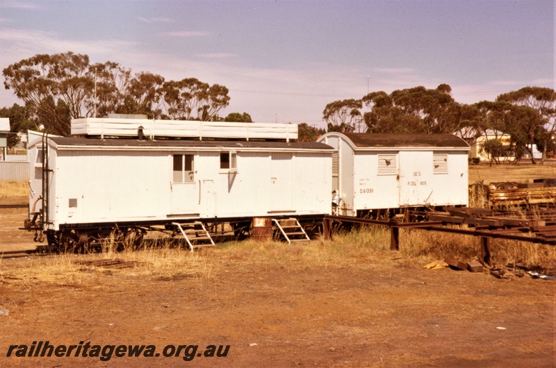 P19428
VW class 3386 coupled to DA class 13311, both in white livery, DE S Fuel Van stencilled on the door of the D class van, Corrigin, NWM line, end and side view
