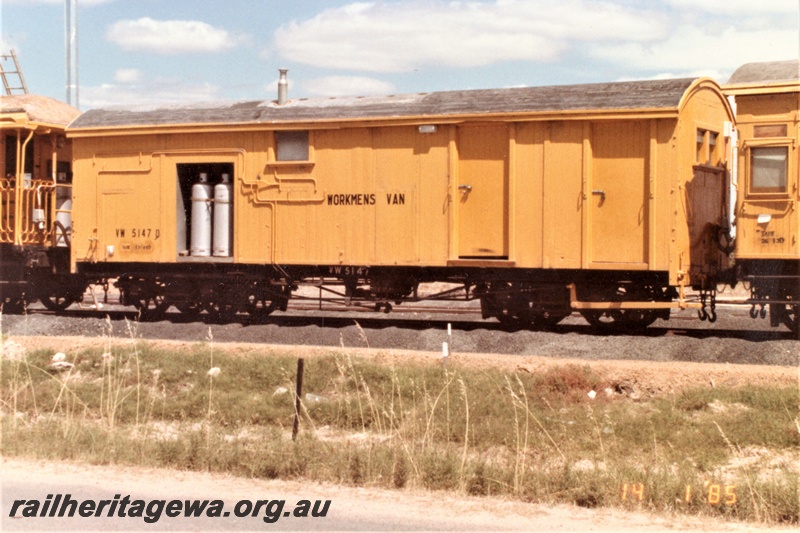 P19437
VW class 5147, ex VA class 10152, yellow livery with 