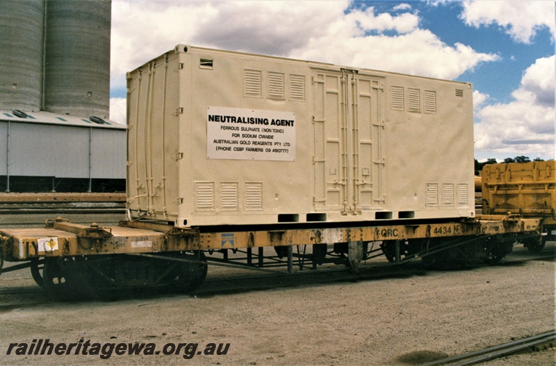 P19444
QRC class 4434 container wagon, yellow livery, container on board with a 