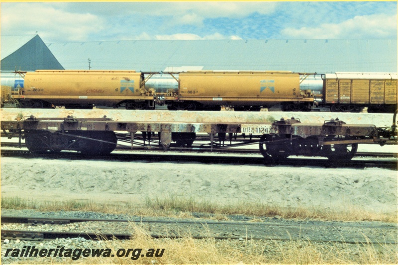 P19446
QRC class 11247 container wagon, yellow livery, Avon yard, side and end view.
