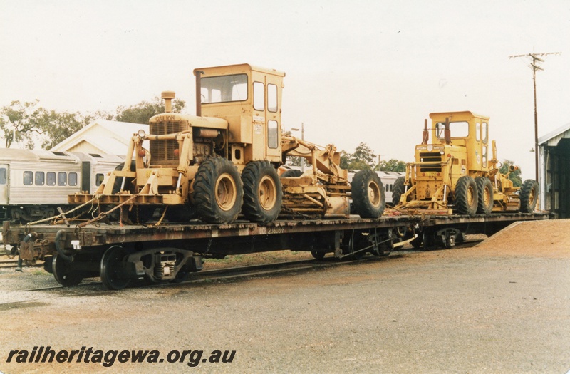 P19476
QCE class 23609 coupled to another QCE class with road graders on board, Pinjarra, SWR line, end and side view
