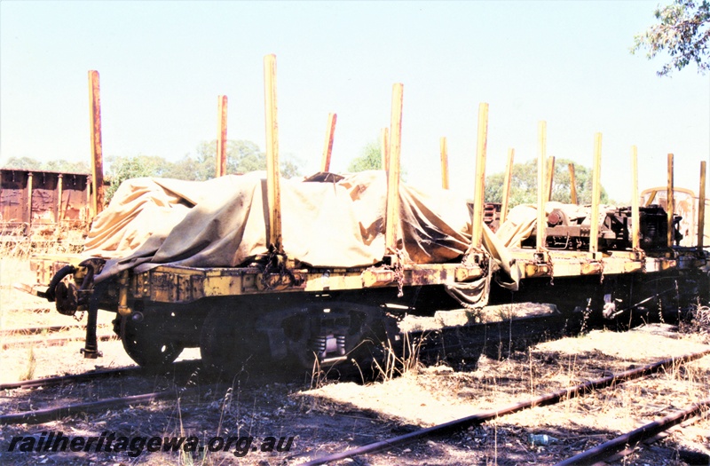 P19488
QBE class 23549 flat wagon with stanchions, yellow livery, Midland, end and side view
