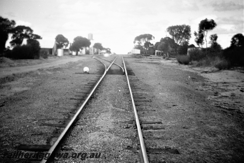 P19529
Siding, point lever, water tower, Yilmia (also known as the 377 mile), CE line, trackside view
