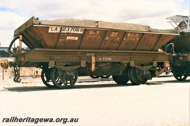 P19541
LA class 2370-H ballast hopper in brown livery and timber planked hungry boards, end and side view
