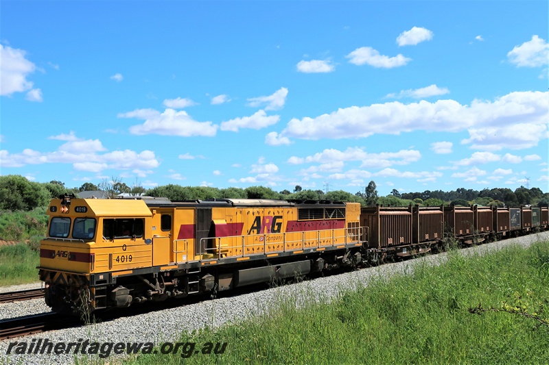 P19554
ARG Q class 4019 in the yellow livery with a red stripe hauls a freight train southwards through Hazelmere
