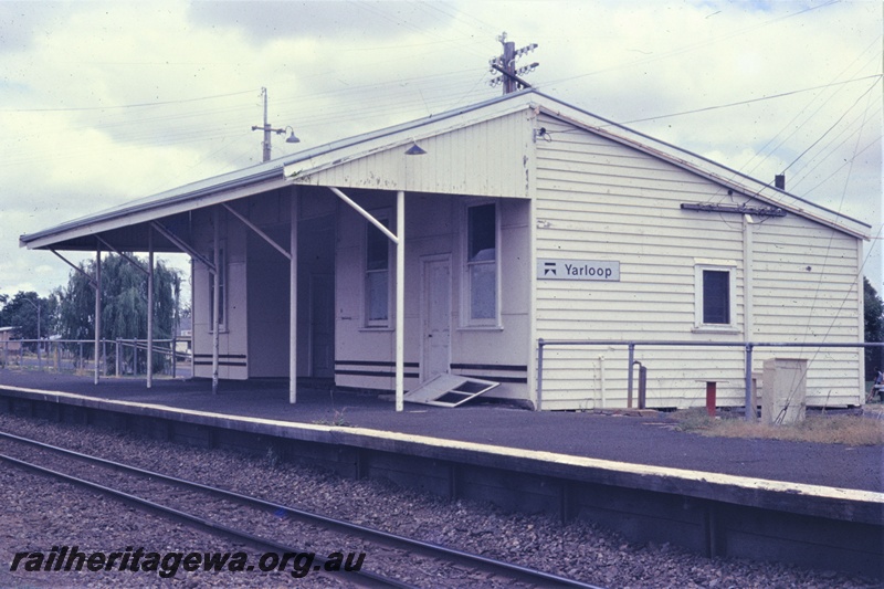 P19585
Station building, Westrail nameboard, Yarloop, SWR line, trackside and north end view.
