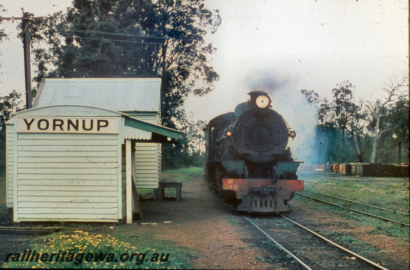 P19586
W class 945, portable shelter shed and another shed, Yornup, PP line, head on view, possible taken on an ARHS tour
