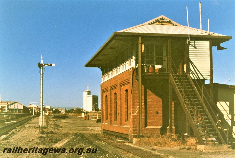 P19597
Signal box 