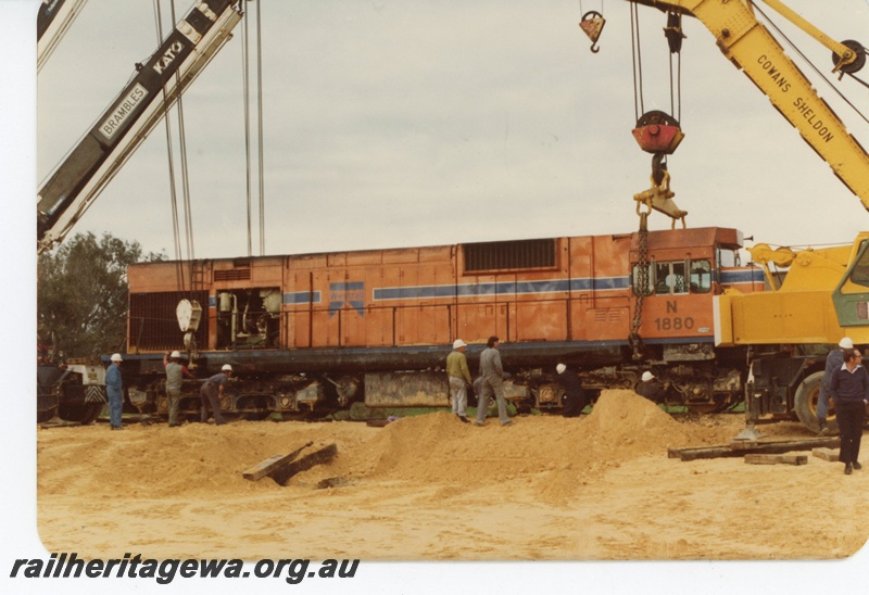 P19625
N class 1880 side view of locomotive being lifted by cranes at Wagerup. SWR line.
