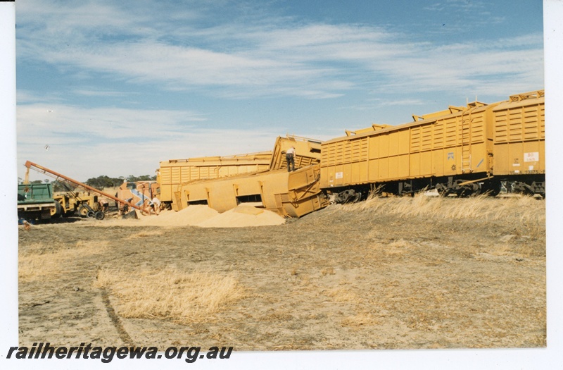 P19634
Derailment 68.259 km near Dudinin. VGA class wagons rolled over. Da class locomotive rolled over in background. NKM line.
