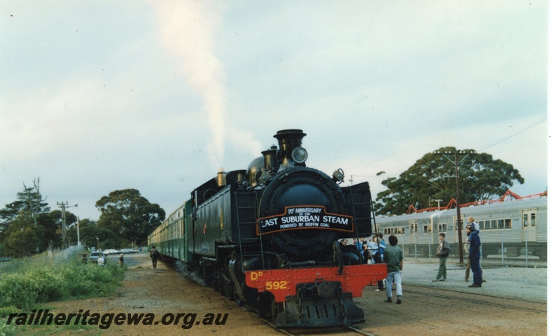 P19689
DD class 592 with a headboard proclaiming the 20 year anniversary since the cessation of steam hauled suburban passenger trains, at Armadale, SWR line, side and front view of the loco
