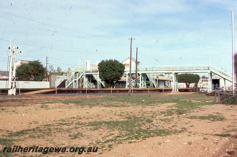 P19706
Semaphore signals, overhead footbridge, platform, station buildings, signal box, goods shed, Claremont, ER line

