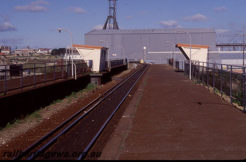P19712
Platforms, shelters, platform lights, dual gauge track, shed in background, North Fremantle, ER line, platform view
