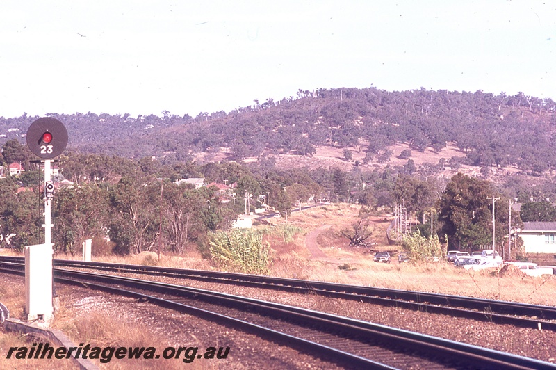 P19717
Colour light signal, dual gauge tracks, view of old formation, hills, near Bellevue, ER line

