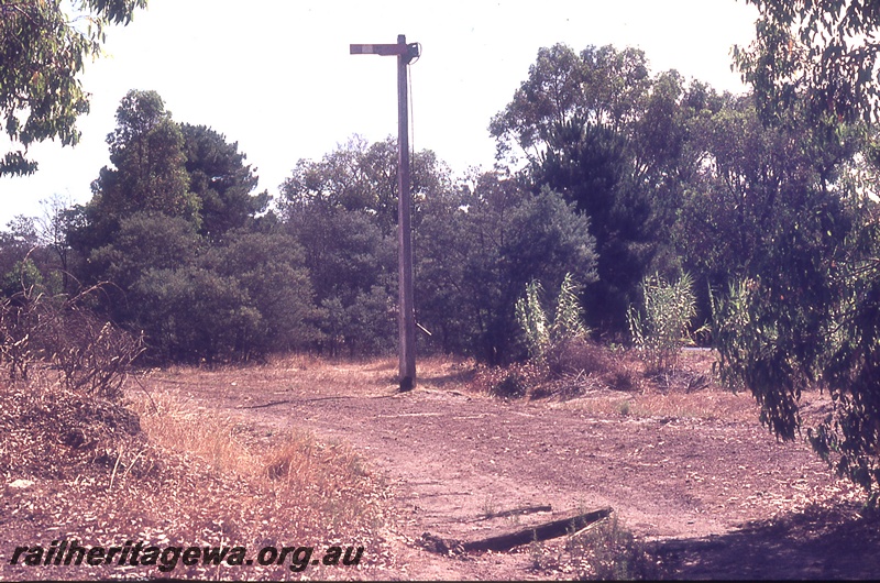 P19719
Abandoned semaphore signal, old formwork, bush setting, Glen Forrest, ER line
