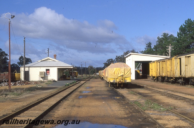 P19729
Station building, rake of wagons, rake of vans, goods shed, tracks, sidings, Boyup Brook, DK line
