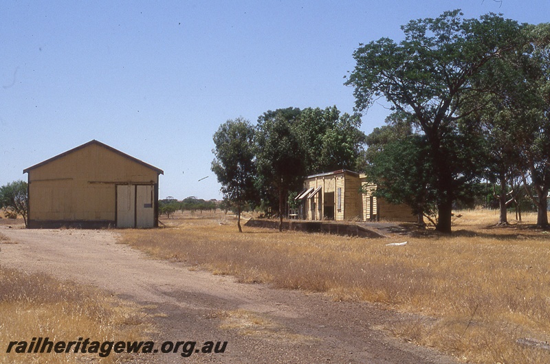 P19733
Abandoned station building, platform, goods shed, Grass Valley, EGR line
