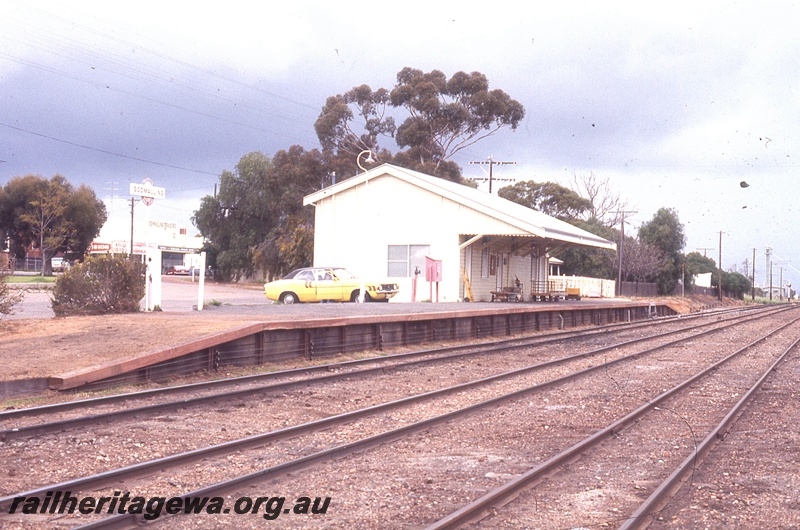 P19734
Station building, platform, station nameboard, tracks, Goomalling, EM line
