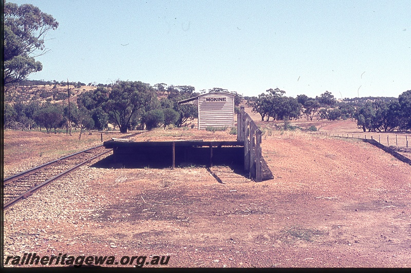 P19736
Platform, station building, loading ramp, track, Mokine, ER line
