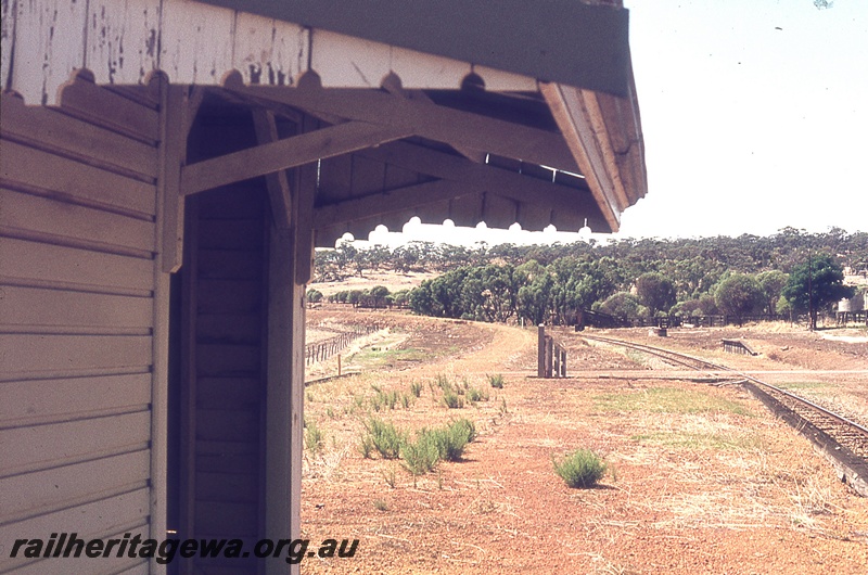 P19737
Station shelter, platform, loading ramp, crossing, track, Mokine, ER line, view from platform
