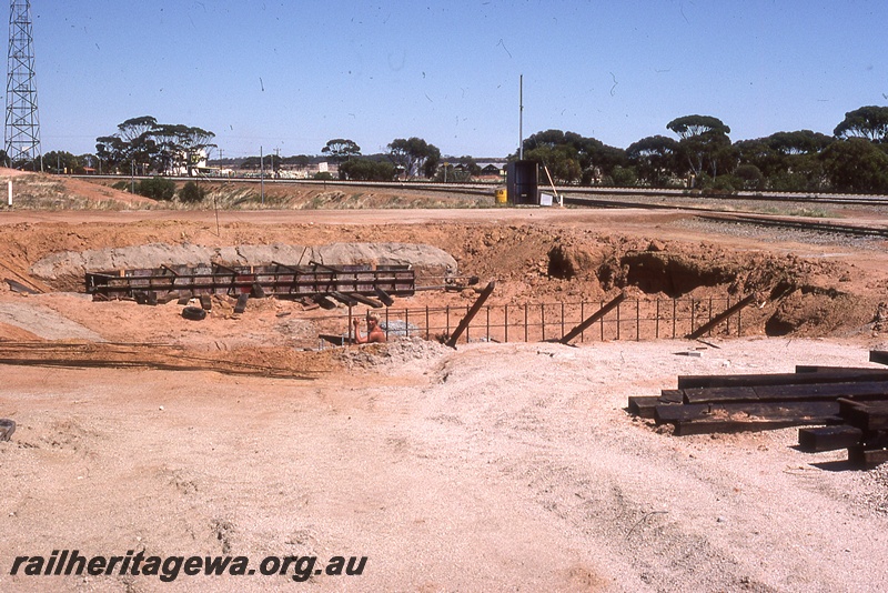 P19745
Turntable pit, road, track, worker, Merredin, EGR line
