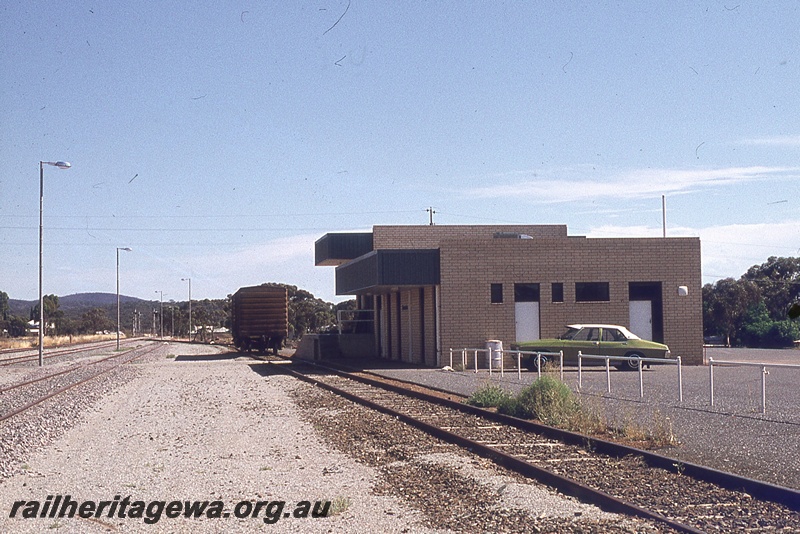 P19749
Van, station building, tracks, carpark, Norseman, CE line 
