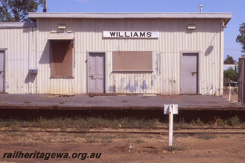 P19765
Station building with station nameboard, platform, signpost, track, Williams, BN line
