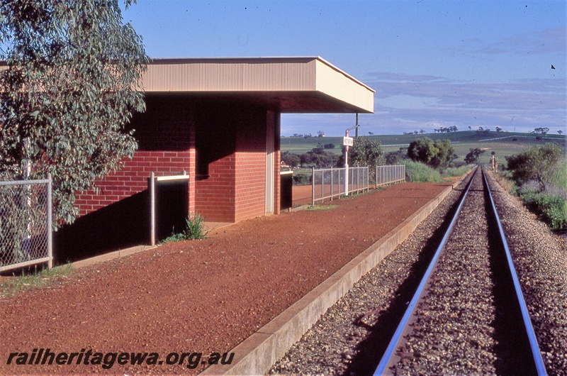 P19773
Station building, platform, station nameboard, carpark, track, West Northam, ER line
