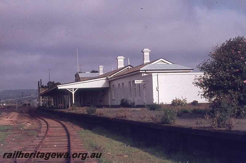 P19774
Old station building, platform, track, Northam, ER line, view from trackside
