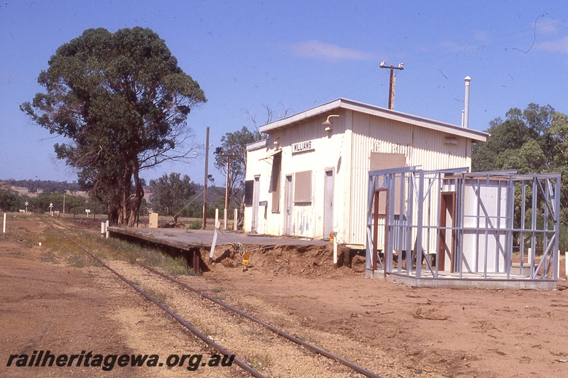 P19776
Station building, station nameboard on building, platform, track, Williams, BN line
