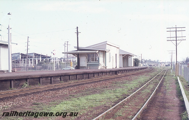 P19782
Platform, station buildings, tracks, Welshpool, SWR line, track level view along the length of the platform
