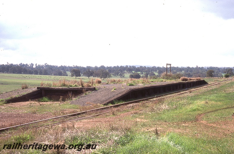 P19787
Overgrown platform, track, station nameboard, Bakers Hill, ER line
