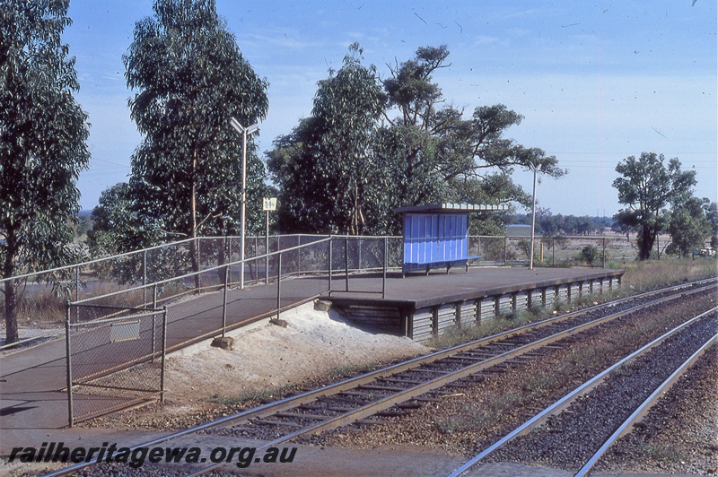 P19789
Platform, shelter, platform lights, pedestrian crossing, tracks, Kingsley, SWR line
