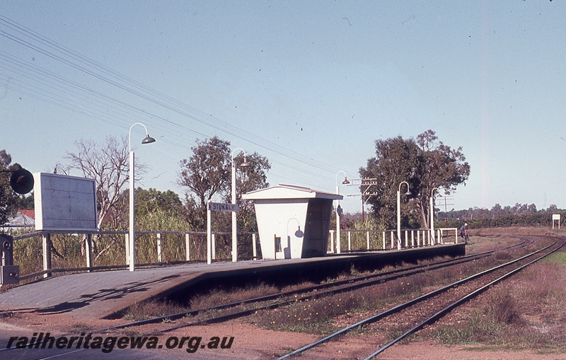 P19790
Platform, shelter, platform lamps, tracks, Stokely, SWR line
