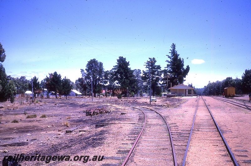 P19791
Station building, platform, van, triangle, tracks, Dwellingup, PN line
