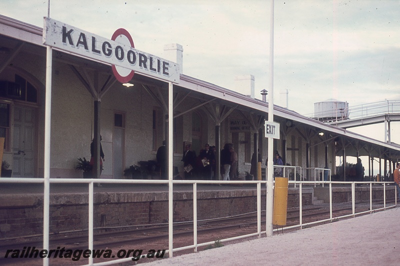 P19800
Station building, station nameboard, platforms, passengers waiting, water tower, pedestrian footbridge, Kalgoorlie, EGR line
