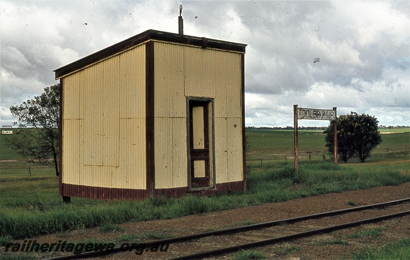 P19818
Station building, station nameboard, track, Toolbrunup, TO line
