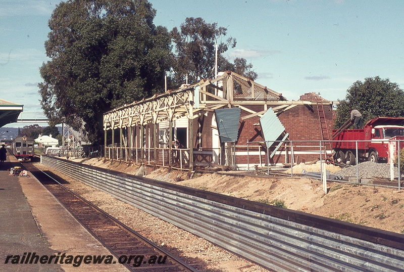 P19839
ADK Class stainless steel suburban DMU set entering island platform, footbridge, station building on old Up platform being demolished, island platform being widened, new platform face in-situ, Guildford, ER line, view towards east
