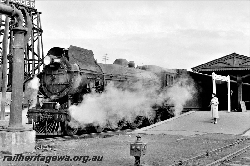 P19880
Commonwealth Railways C class 69 Trans Australian Express at dock platform, Kalgoorlie. EGR line.
