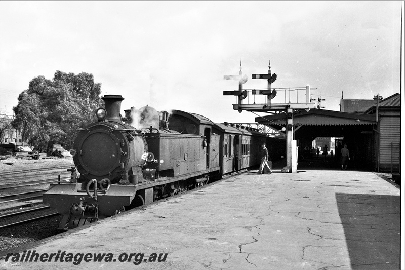 P19883
DS class 371  hauling passenger train into Midland Junction Station.  ER line.
